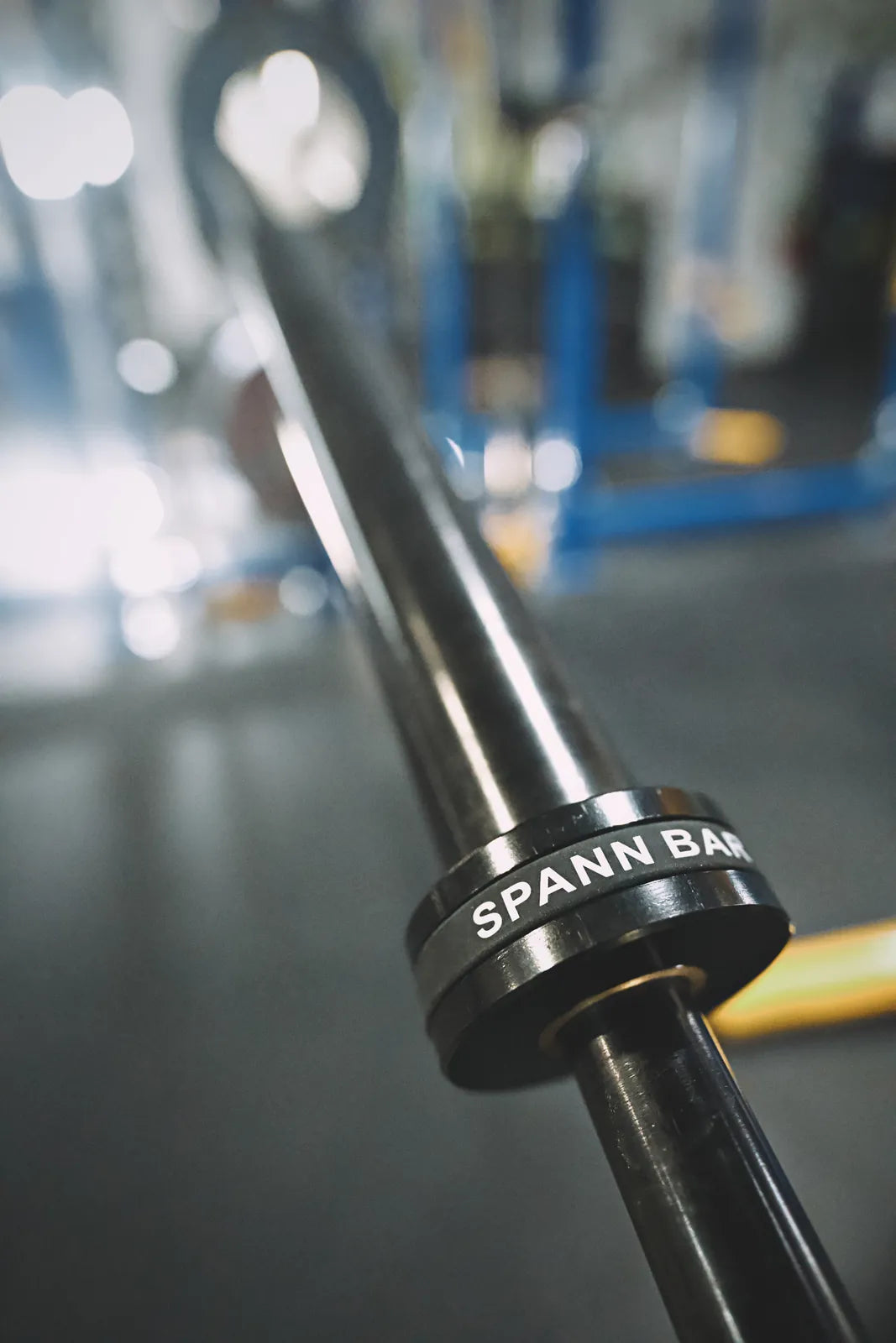 Spann Bar: The black SPANN BAR collar, the bar standing upright in the rack.